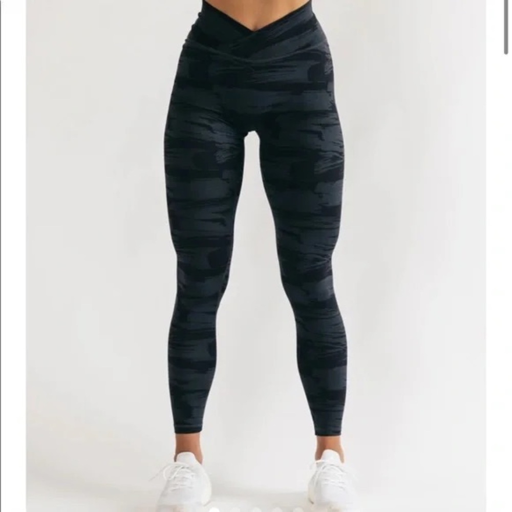 ALPHALETE CAMO LEGGINGS